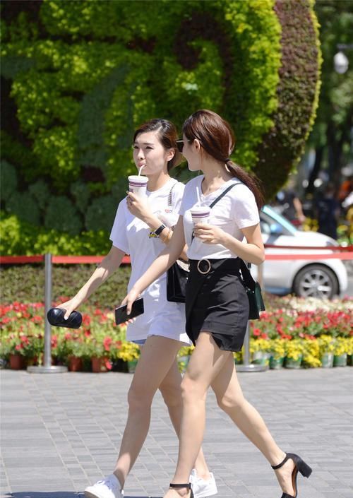 一对闺蜜，两种风格，按照自己的想法去搭配，穿出精致的感觉