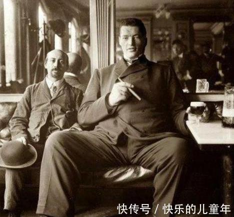 父母|他一生被身高所困,前半生是身高1米22的侏儒,后半生长到了2米16