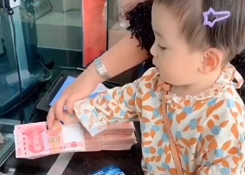 柜台|“最小富婆宝宝”银行存钱走红，网友活着不如一个穿尿不湿的