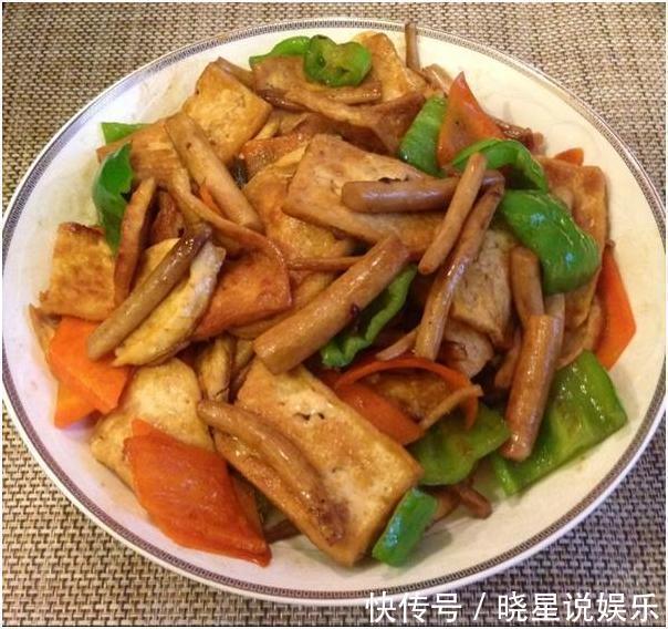 精选美食推荐番茄黄豆焖排骨，油泼牛腱肉，茶树菇烧豆腐的做法