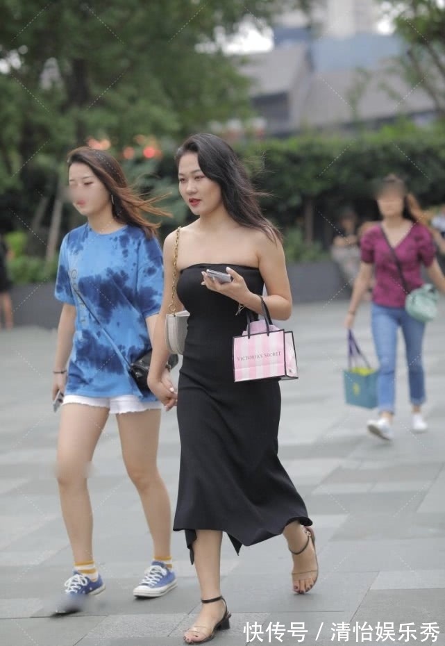 高跟鞋|黑色系穿搭很容易穿出高级感，紧身款的连衣裙展现“柔美”的气质