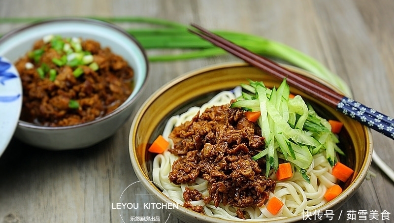 4道炸酱面做法,做些炸酱放冰箱,下班到家煮好面条,就能开饭
