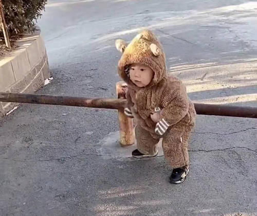 爸爸|“最谨慎宝宝”火了,跟爸爸外出遛弯遇栏杆,小心翻越萌翻网友