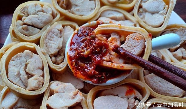 自从学会做这菜,儿子隔三差五点名要吃,一卷一蒸,蘸酱吃真香!