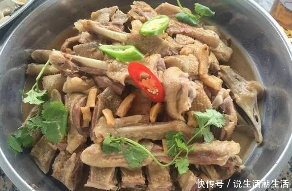 浓香|蒸鹅,鹅肉固浓香嫩滑可口,镀里的酒和水也是极鲜美的汤