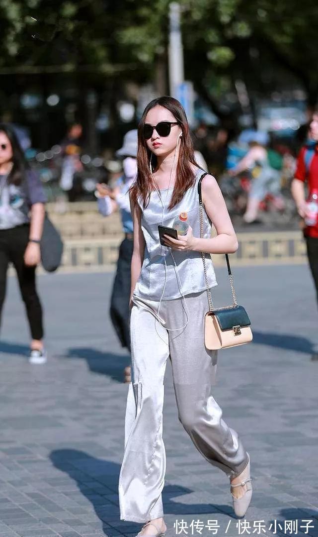 浅灰色 女神脚上穿着一双气质的高跟凉鞋,走路的姿态也显得更加的时尚