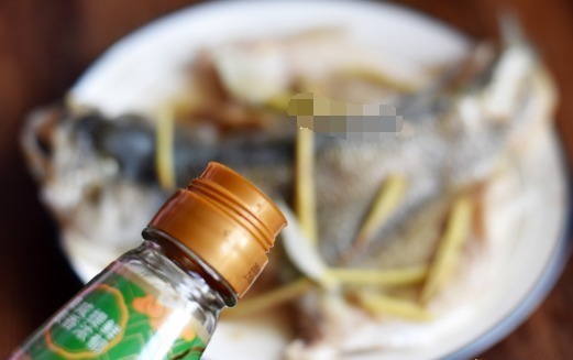 这才是清蒸鲈鱼最好吃的做法,记住这3步,蒸出来又鲜又嫩滑