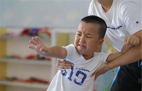 小朋友|小孩在这个年纪前最好别送幼儿园,不然爸妈就是在“坑娃”!