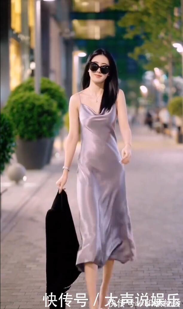 小姐姐 真丝吊带裙真有趣,一定不要穿外衣,照样美得耀眼