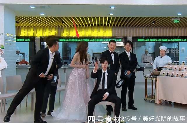 关晓彤 跑男集体受惩罚,纸板打蔡徐坤额头,疼到闭眼,看清关晓彤,服了