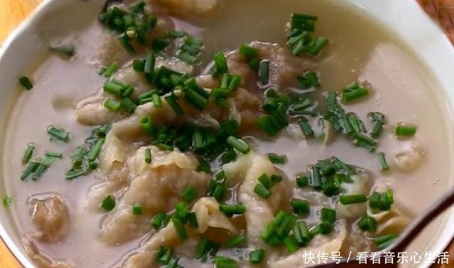 我家五花肉从不炒着吃,擀面杖一敲,筋道爽滑,每次上桌遭疯抢!