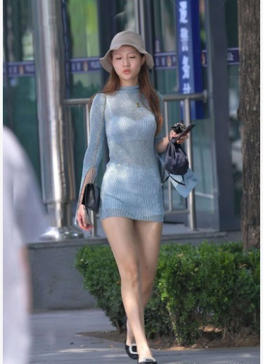 气质|蓝色薄纱连衣裙搭配黑色平底鞋,清凉透气,尽显温文尔雅的淑女气质