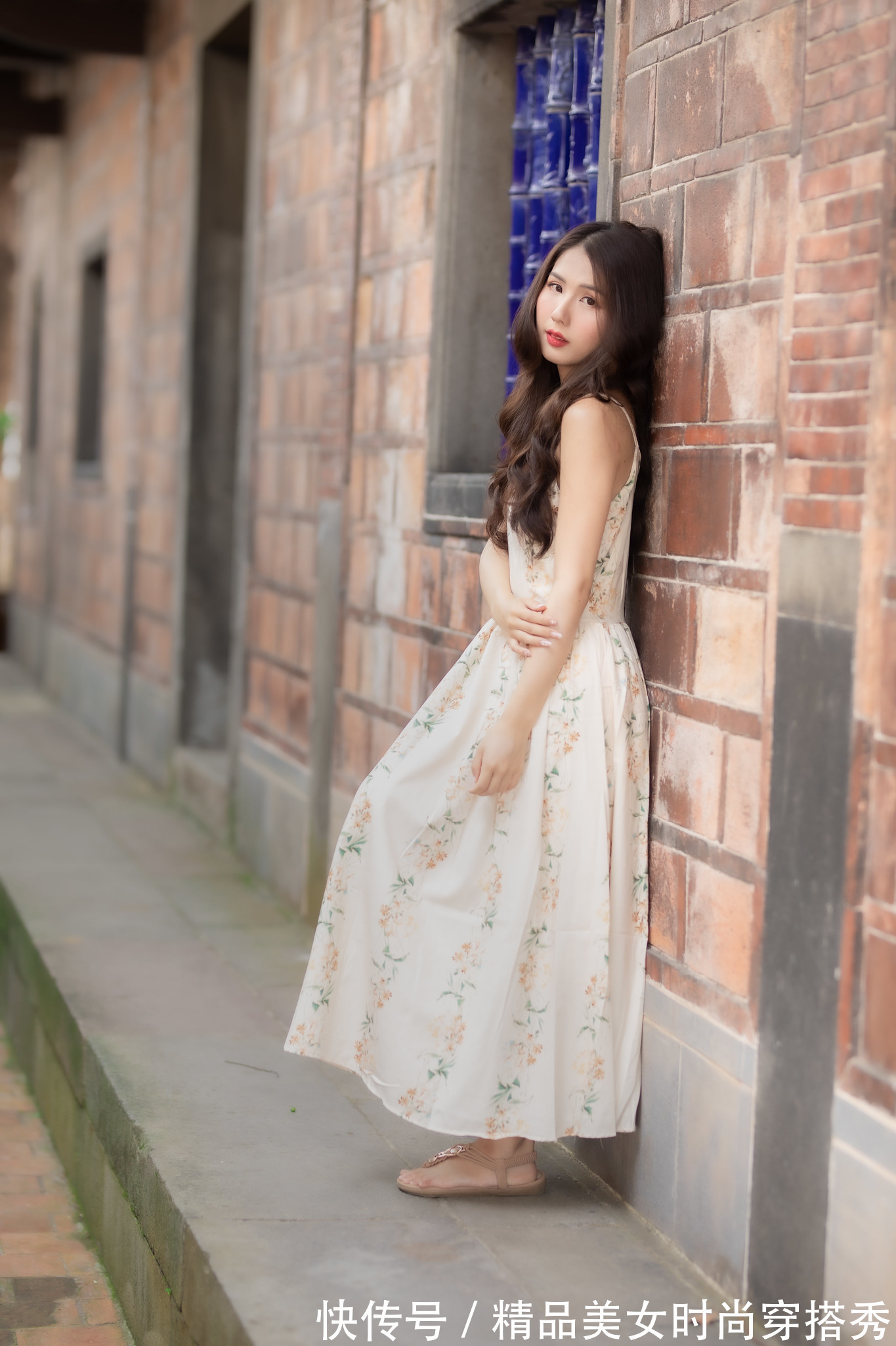 小凉鞋 吊带连衣裙清凉简约,搭配一双简单的小凉鞋就能够轻松驾驭!