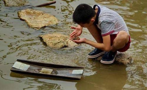 河中|村民从河中打捞出一枚印章,卖了1300万,三年后才大难临头