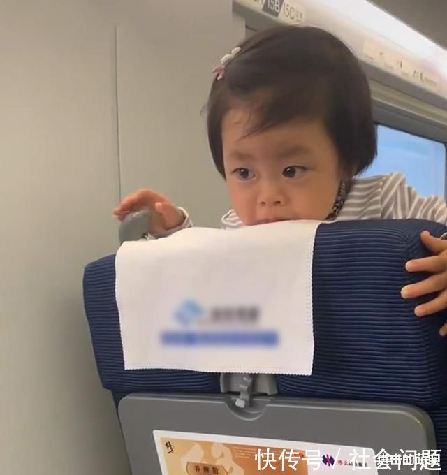 宝宝们|宝宝乘坐高铁,被后座陌生阿姨“投食”,宝宝馋嘴模样萌翻网友