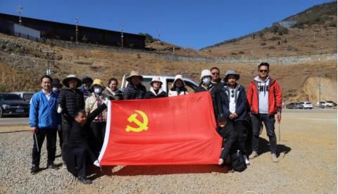 保护生态环境 昆明轿子山旅游开发有限公司开展节后垃圾清扫活动