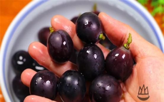 葡萄果粒|葡萄用盐和面粉洗,等于吃虫卵,教你一招,干净卫生脏东西都跑光