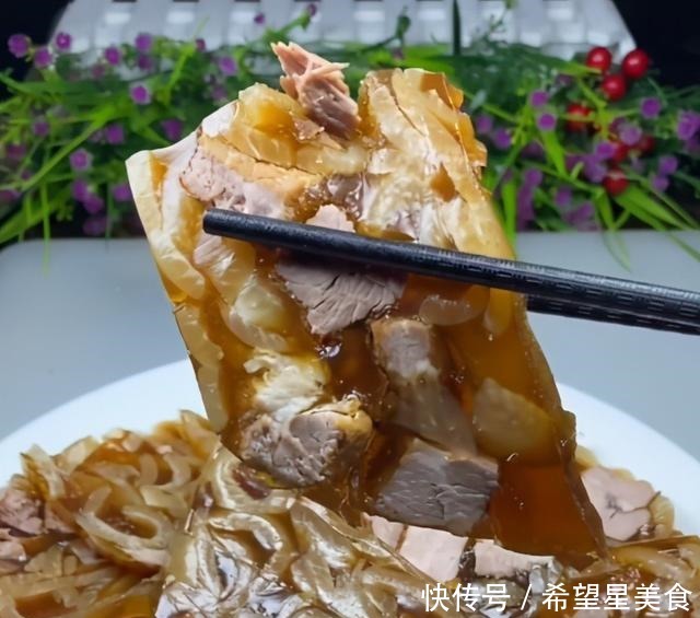 猪皮冻是最正宗的做法,Q弹爽滑,晶莹剔透,看着这都流口水