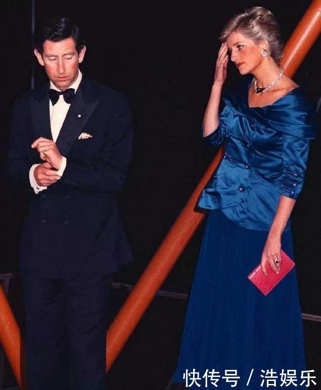 戴妃最具现代的一套首饰,都选择露肩礼服与之搭配,雍容华贵