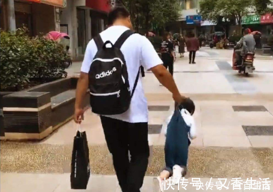 带娃|爸爸带娃火了,打球带娃两不误,网友:爸爸带娃活着就好