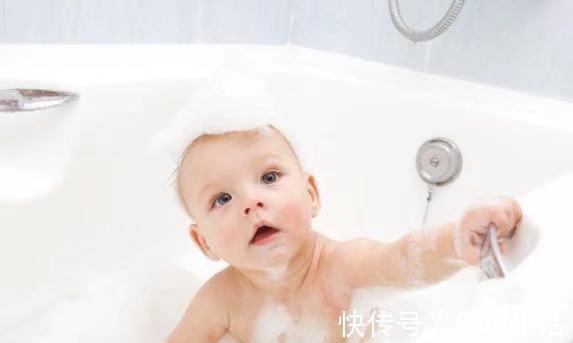 婴幼儿|冬季给宝宝洗头，一周洗几次？妈妈做好万全准备，让宝宝配合洗头