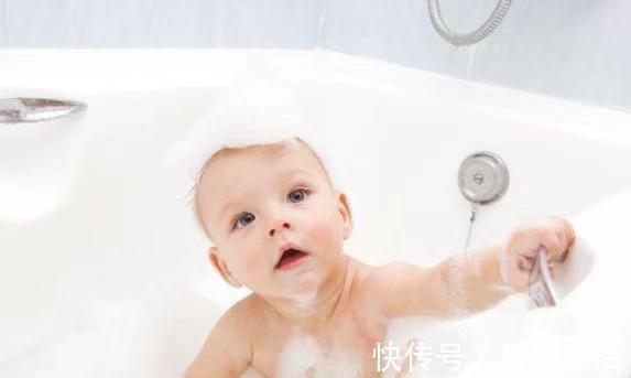 婴幼儿|冬季给宝宝洗头,一周洗几次?妈妈做好万全准备,让宝宝配合洗头