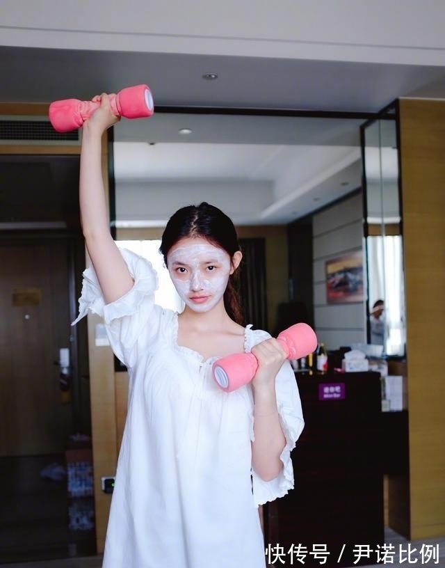 毛孔|女生敷面膜时,尽量少犯这3个“错误”!不然毛孔容易变大