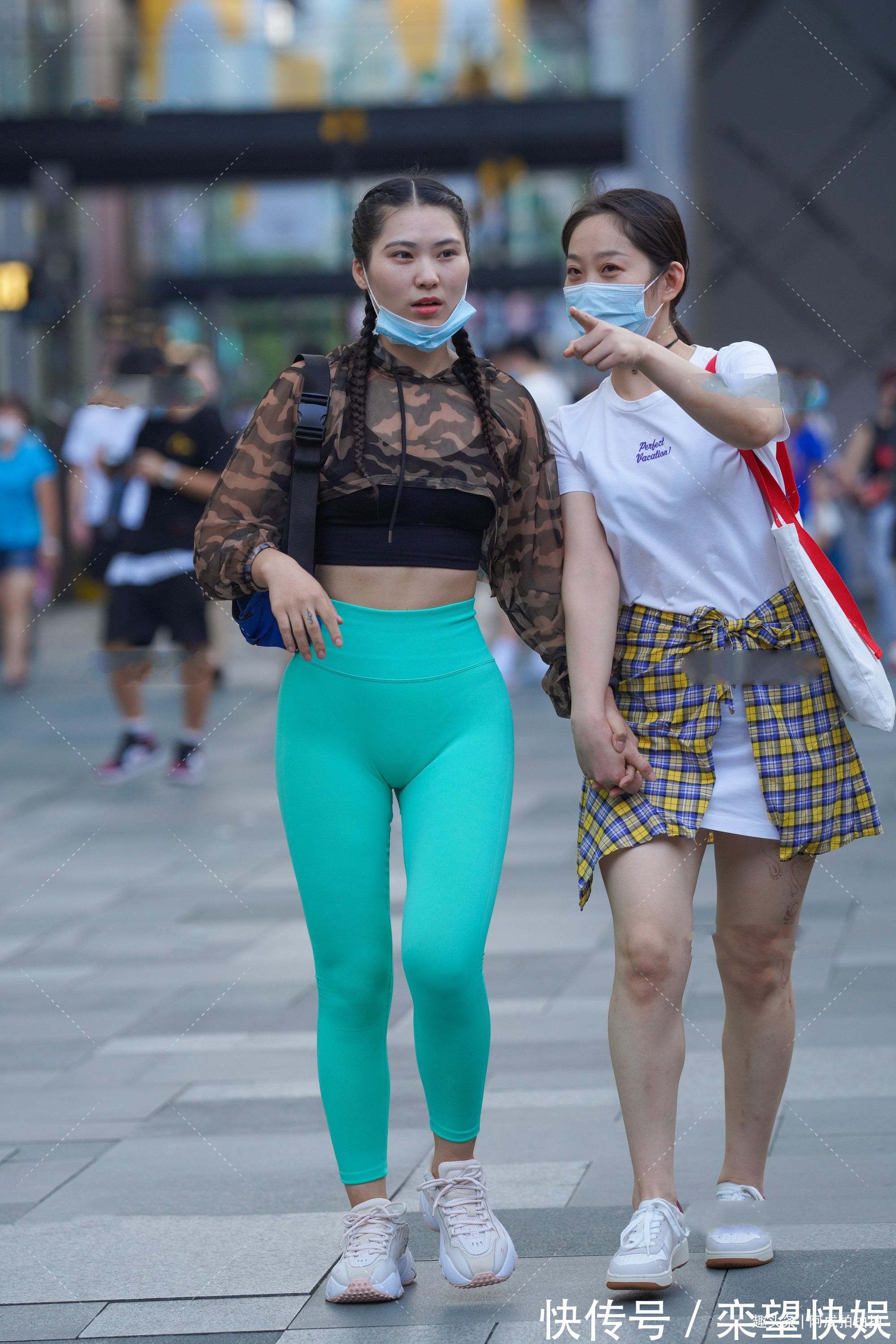 搭配 迷彩短款卫衣搭配湖蓝色紧身运动裤,气质出众,引领时尚潮流