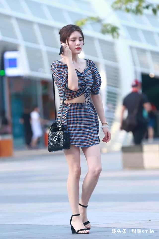 时尚 美女彩色格子裙搭配黑色一字带高跟凉鞋,很有时尚的韵味