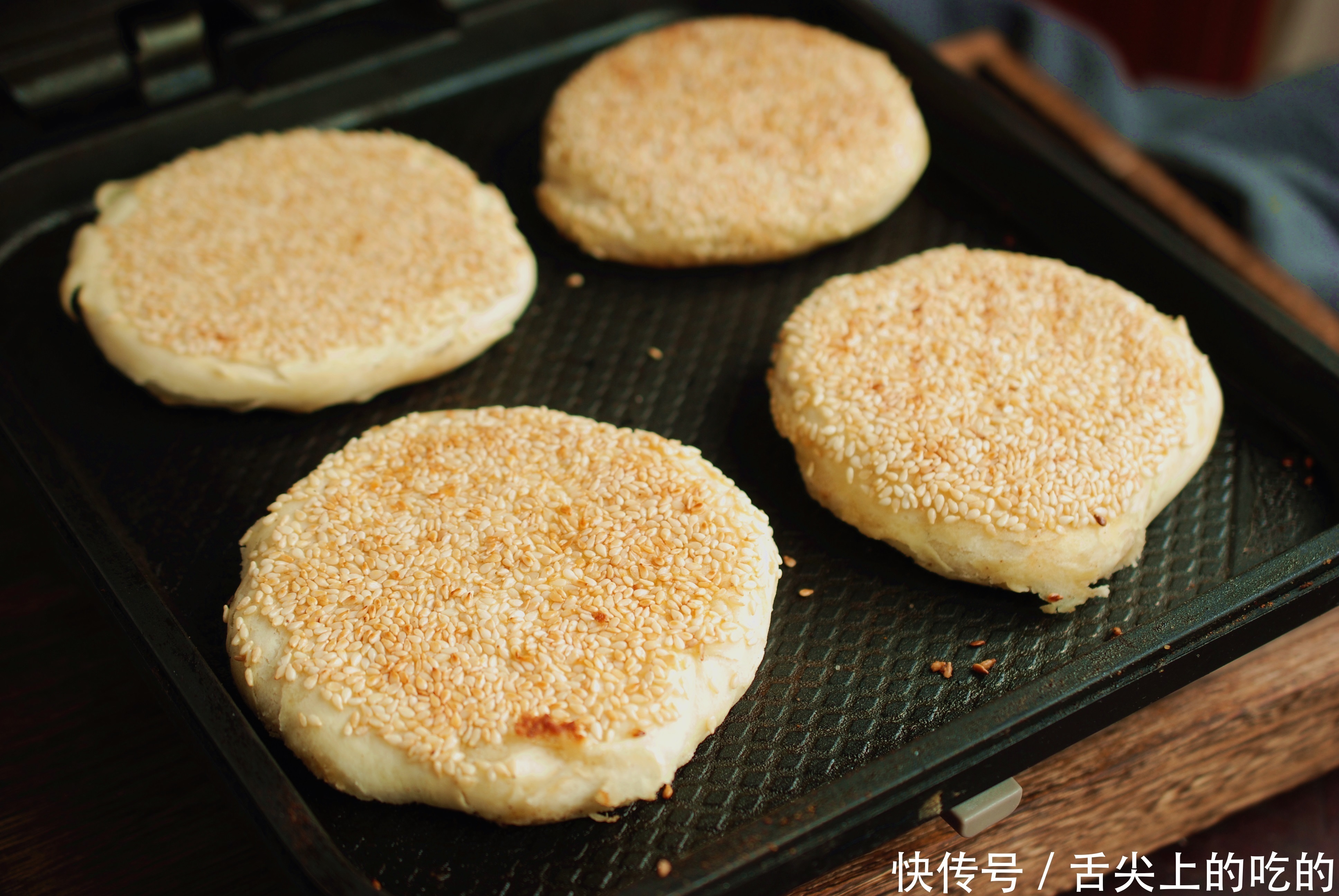 这烧饼一出锅就太香了，没忍住一口气吃了2个，越吃越香上瘾