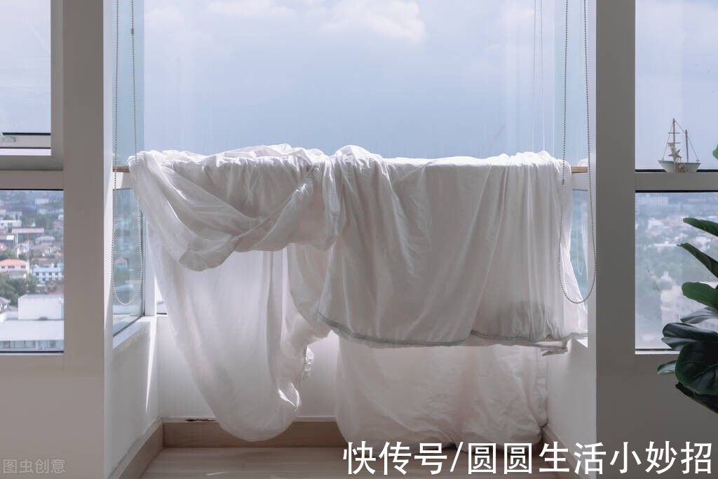 清洗床单时,在水里倒一碗,多脏的床单也能干净如新,省事又方便