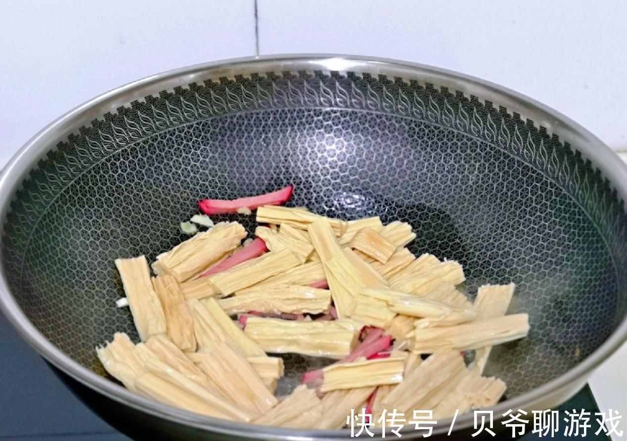 腐竹的家常做法，青椒炒腐竹，5分钟做好一道菜