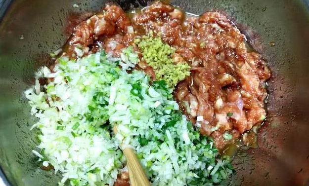 包饺子调肉馅，记住“3不加”，饺子香味足、汁水多，不硬不柴