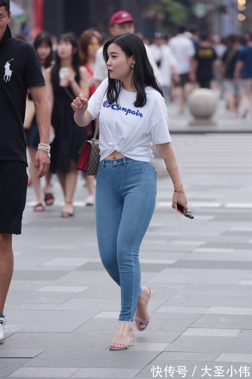 衣服|美女街拍:这位美女的纯情魅力不可抵挡,有一种岁月静好的感觉,撩人心弦