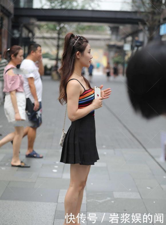 显瘦|百褶裙配吊带条纹衫,简约靓丽又显气质,轻松让你美丽无边