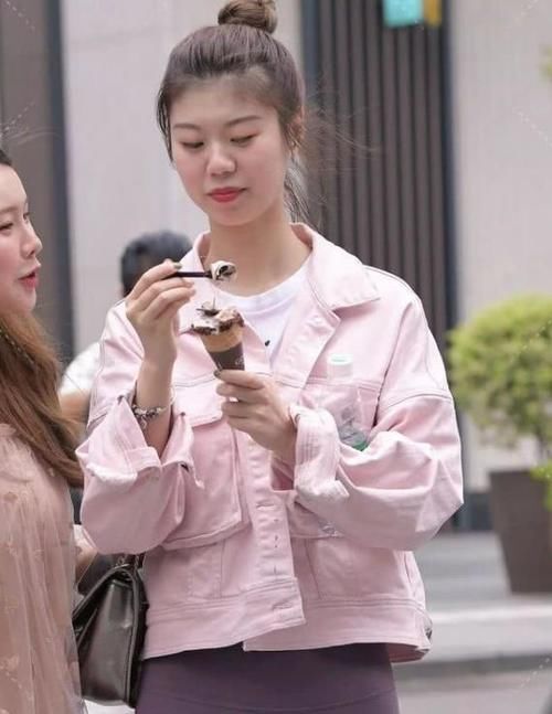 外套|亭亭玉立的美女，卡其色的风衣外套，时尚达人气质！