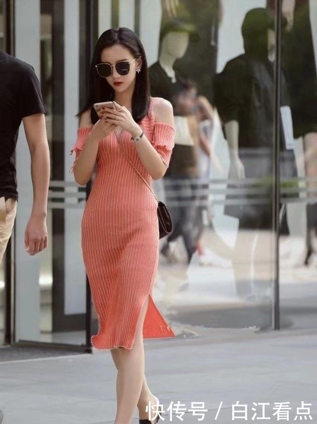 身穿V领紧身连衣裙的小姐姐,丰腴身材完美的诠释了,你心动吗