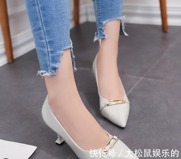 中空珍珠凉鞋女 女生别只会穿平底鞋,现在更流行穿“猫跟鞋”,显气质还不累脚