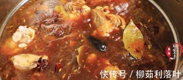 酱大骨头的家常做法,配料和做法毫无保留,肉香软烂特别解馋!
