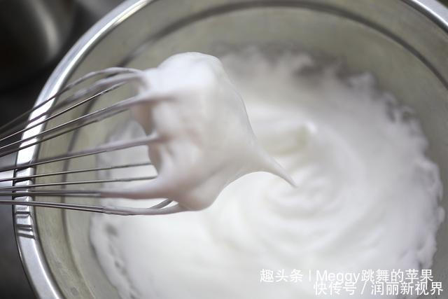 出炉|夏天想吃蛋糕别愁,2个鸡蛋做12个小蛋糕,15分钟出炉,省心快手