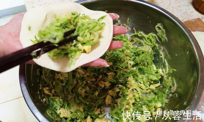 厨娘|此菜一年四季都便宜,秋天要多给孩子吃,钙含量极高,烙馅饼真香