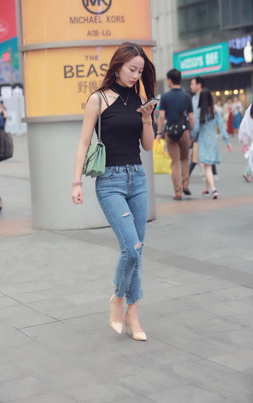 牛仔裤搭配不简单，鞋子搭配很关键，选对才能拥有时尚气质