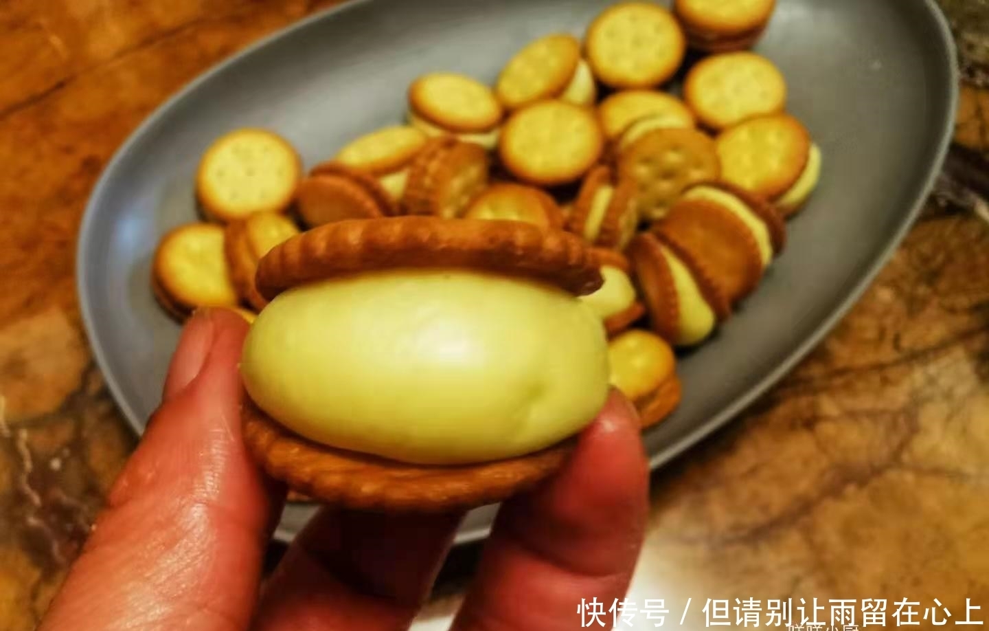 过年的小零食不要买,脆中带韧的奶香牛轧饼干,自己做简单方便