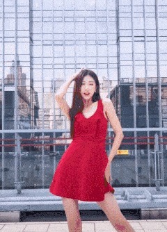 |搞笑GIF:妹子厉害了,重心这么不稳 都能把双节棍玩的这么666呢?