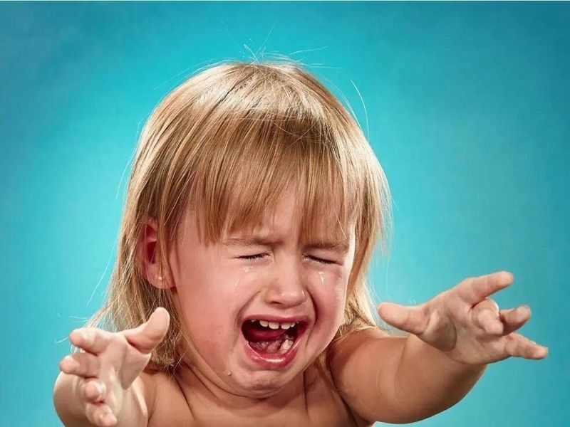 女孩在幼儿园午睡的样子真好笑，给不爱睡午觉的娃做了个正确示范