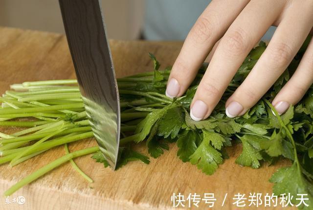 慢性皮肤病|香菜是“抗菌之王”, 但不能和它一起吃, 很多人还傻傻在吃