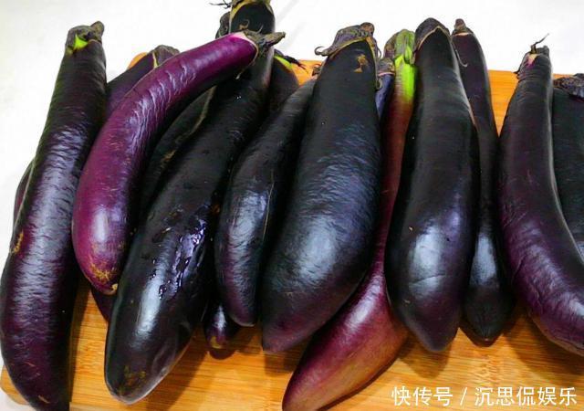 发黑|炒茄子,切记不能先放油!大厨教你正确做法,保证不吸油、不发黑