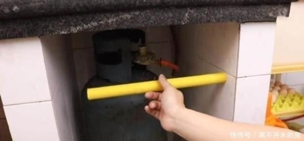 洗洁精压嘴别扔掉,装在灶台下,老妈直夸我