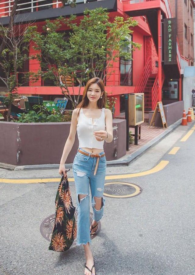 小姐姐 小姐姐卷边修身牛仔裤,搭配白色衬衫,洋溢着青春的味道