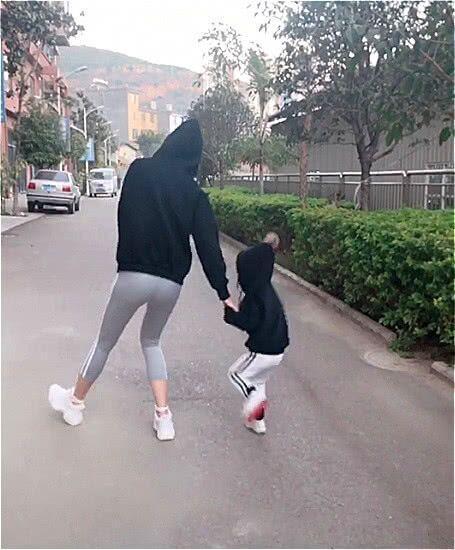 a34|妈妈带女儿跳舞走红,网友:这妈身材真好,这爸真有福气